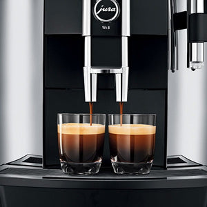 "MÁQUINA DE CAFÉ 25 PREPARACIONES - WE8 Dimensiones. Ancho: 29,5 cm Alto: 41,9 cm - Prof: 45 cm Capacidad deposito de agua. 3Lt. Capacidad de café en grano 1 Libra Deposito de café extraído 25 preparaciones 110 vol􀆟os 10 amperios Peso. 10 Kg. - Pantalla TFT - Bebidas especiales como espresso Americano Cappuccino, - Flat White, la􀆩e machia􀆩o, 2 Cafes, 2 Espresso. - Molino integrado Salida de cappuccino ajustab Tecnología OTC