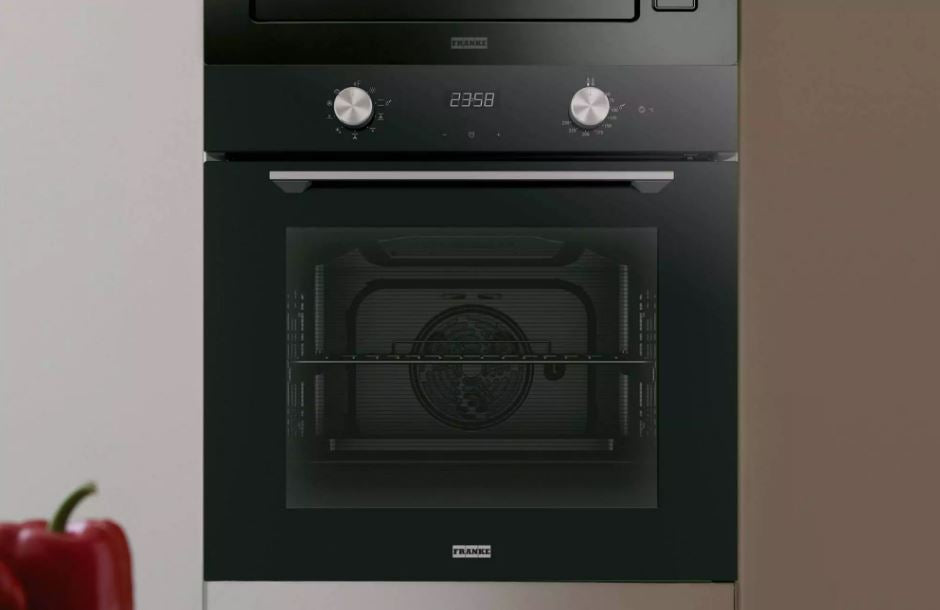 Horno eléctrico maris - FMA 86 H BK  Voltaje: 220V Potencia máxima: 2750W Control: Botón giratorio Hidrolítico: Si Capacidad: 71 L Funciones: (9) Convencional; limpieza vapor; horno de convección; grill; turbo grill; descongelado; calentamiento inferior; aire forzado; pan Cierre suave: Si Guías telescópicas: Si Clasificación energética: A