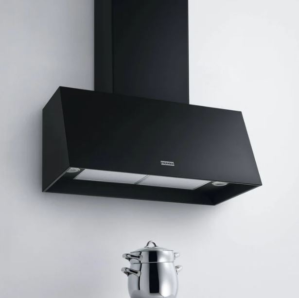 Extractor de pared negro mate - FCO 70 BK MATT Voltaje: 220V Potencia máxima: 230 W Iluminación: LED Control: Botón push y giratorio Compatibilidad: con cubiertas hasta 70 cm de ancho Modo de instalación: Extractor o Recirculante Altura mínima mesón-techo: 145cm para recirculante Altura mínima mesón-techo: 134cm para extractora Clase Energética: B Velocidades: 3 Extracción (int): 720 m3/h Flujo libre: 973 m3/h