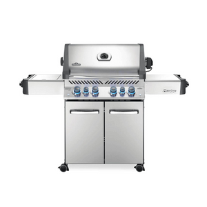 Asador Napoleon Gas Prestige 500 RSIBP Equipo rostizador resistente y 2 tenedores que utiliza quemadores infrarrojos traseros El estante derecho se pliega hacia abajo para almacenamiento y cuenta con tornillos de traba opcionales Quemadores de tubo de acero inoxidable duraderos con medidor reforzado e Iluminación cruzada