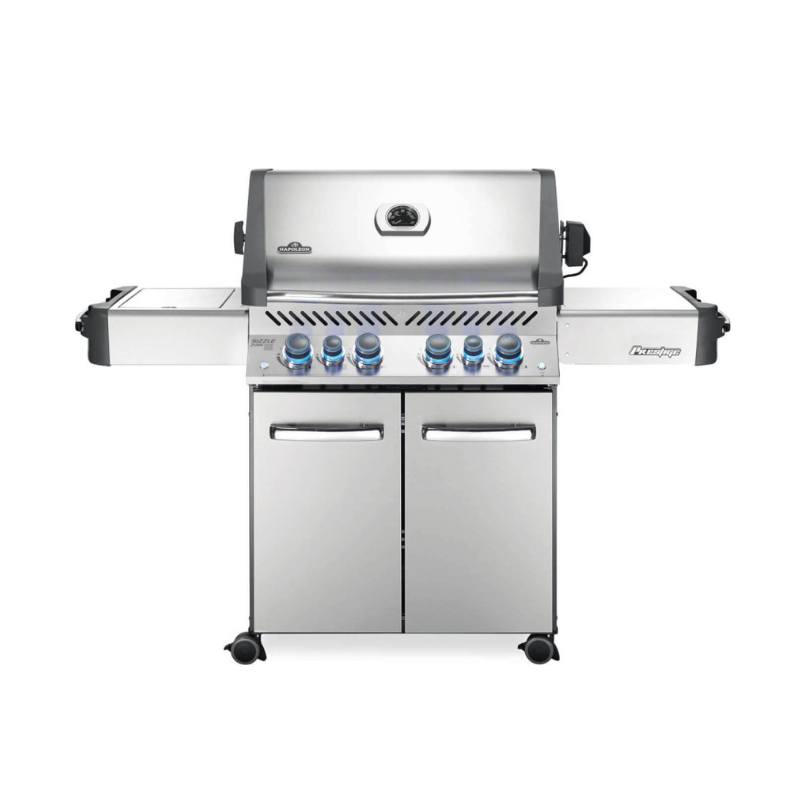 Asador Napoleon Gas Prestige 500 RSIBP Equipo rostizador resistente y 2 tenedores que utiliza quemadores infrarrojos traseros El estante derecho se pliega hacia abajo para almacenamiento y cuenta con tornillos de traba opcionales Quemadores de tubo de acero inoxidable duraderos con medidor reforzado e Iluminación cruzada