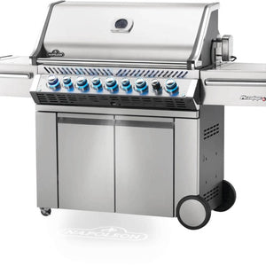 Asador Napoleon Gas Prestige PRO665 RSIBP Con características que no encontrará en la mayoría de las parrillas, la parrilla de gas propano Prestige PRO™ 665 de Napoleón con quemadores traseros y laterales infrarrojos tiene todo lo necesario para asar en el patio al nivel de un profesional. La excelente retención de calor ofrece un rendimiento similar al del horno y un sellado de primera clase; sabrá que está usando un producto de Napoleón con las rejillas