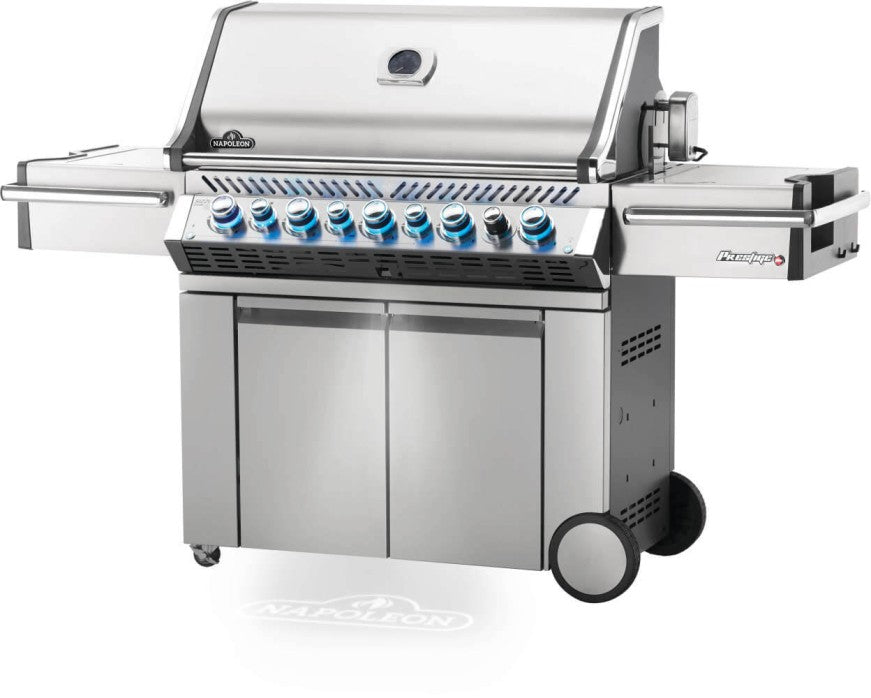 Asador Napoleon Gas Prestige PRO665 RSIBP Con características que no encontrará en la mayoría de las parrillas, la parrilla de gas propano Prestige PRO™ 665 de Napoleón con quemadores traseros y laterales infrarrojos tiene todo lo necesario para asar en el patio al nivel de un profesional. La excelente retención de calor ofrece un rendimiento similar al del horno y un sellado de primera clase; sabrá que está usando un producto de Napoleón con las rejillas