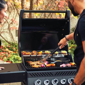 Quemador lateral infrarrojo grande SIZZLE ZONE, La perfección de un restaurante de carnes Logre la máxima perfección de un restaurante de carnes creando una corteza caramelizada que sella los jugos. Quemador de asador trasero infrarrojo Barbacoa como un profesional El calor infrarrojo del quemador del asador es perfecto para asar a fuego alto y asar lentamente.