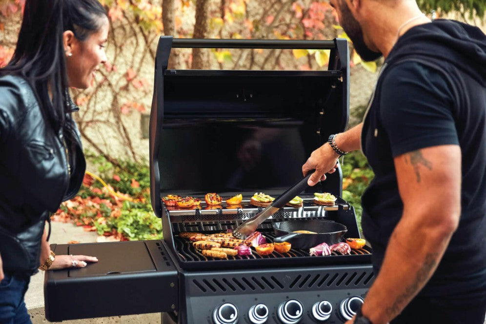 Quemador lateral infrarrojo grande SIZZLE ZONE, La perfección de un restaurante de carnes Logre la máxima perfección de un restaurante de carnes creando una corteza caramelizada que sella los jugos. Quemador de asador trasero infrarrojo Barbacoa como un profesional El calor infrarrojo del quemador del asador es perfecto para asar a fuego alto y asar lentamente.