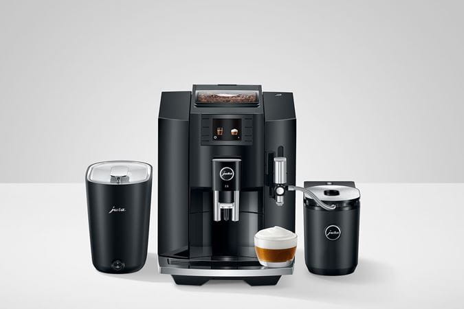 "MÁQUINA DE CAFÉ 16 PREPARACIONES - E8  Dimensiones. Ancho: 29 cm Alto: 36 cm - Prof: 45 cm Capacidad deposito de agua. 1.9 Lt. Capacidad de café en grano 280 gramos Deposito de café extraído 16 preparaciones 110 volos 10 amperios Peso. 9,8 Kg. - Pantalla TFT - Bebidas especiales como espresso Americano Cappuccino, Flat White, lae machiao, doppio. - Boquilla de agua caliente - Tecnología OTC prepara bebidas especiales con solo pulsar un botón. 