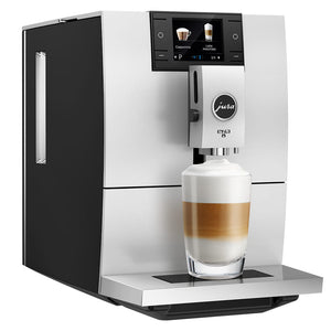 "MÁQUINA DE CAFÉ 10 PREPARACIONES - ENA 8  Dimensiones. Ancho: 27 cm Alto: 32cm - Prof: 45 cm Capacidad deposito de agua. 1.1 Lt. Capacidad de café en grano. 125gramos Deposito de Café extraído para 10 preparaciones 110 vol􀆟os Peso. 10,9 Kg. - Pantalla TFT - Bebidas especiales como espresso Americano Cappuccino, Flat White, La􀆩e Maccia􀆩o con solo pulsar botón. - Boquilla de agua caliente -Molino integrado - Salida de café ajustable en altura de 68 a 138 mm"